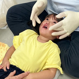 緊張の面持ちで歯科検診に挑む子ども