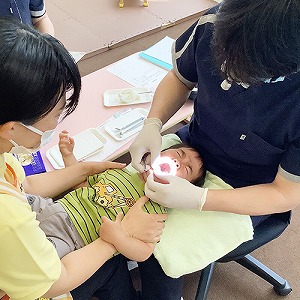 泣きながら歯科検診を受ける子ども