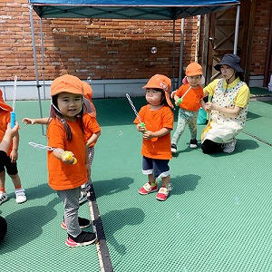 シャボン玉で遊ぶ子どもたち