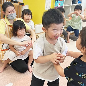 お友だちと楽しくレッスンを受ける子どもたち