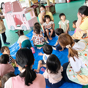 避難訓練で屋外に避難した子どもたちと先生