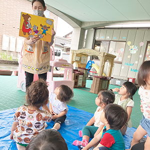 避難訓練のあと紙芝居を楽しむ子どもたち