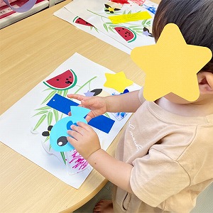 七夕の作品を制作する子ども