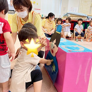 彦星の着物を飾り付けする子どもたち