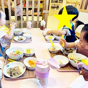 美味しそうに給食を頬張る子どもたち