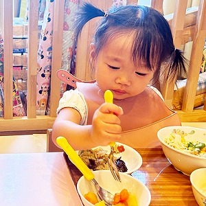 給食を食べる子ども