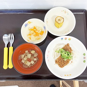 この日の給食のメニューは盛岡名物じゃじゃ麺風、キャベツと油揚げの炒め物、すまし汁、バナナ