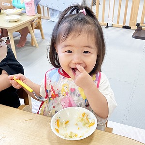 笑顔で食事をする子ども