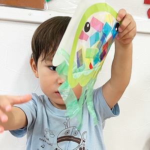 作品のくらげを見せる子ども