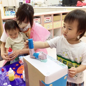 かき氷屋台を楽しむ子どもたち