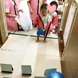 ボールで的当てをする子どもたち