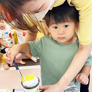 かき氷屋台のコーナーでかき氷を製作する子ども