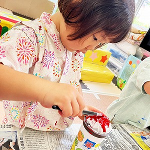 かき氷屋台のコーナーでかき氷を製作する子ども