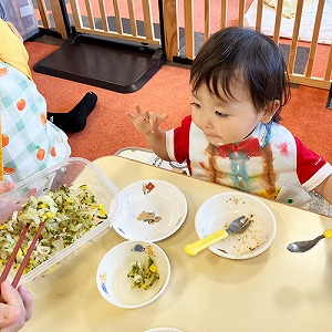 おかわりをもらう子ども