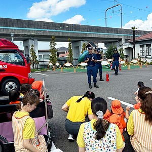 消防士さんのお話を聞く子どもたちと先生