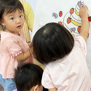 ケーキを飾り付けする子どもたち