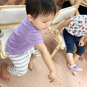 お話を聞く子ども