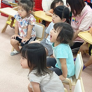 お話を聞く子どもたち