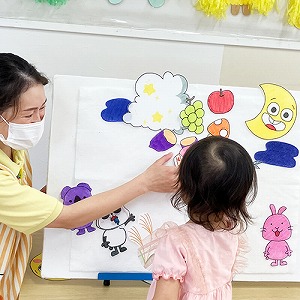 瘦せてしまったお月さまにケーキをあげる子ども