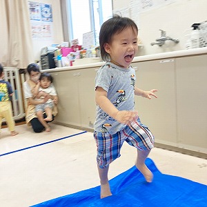 障害物競走で走る子ども