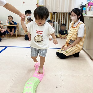 くねくね平均台を渡る子ども