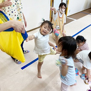 玉入れで元気いっぱい玉をかごに入れる子どもたち