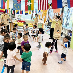 バナナ体操を踊る子どもたち