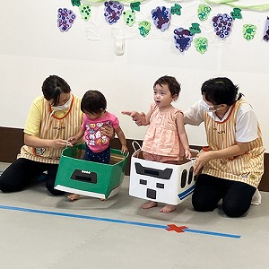 段ボールの新幹線に入る子どもたち