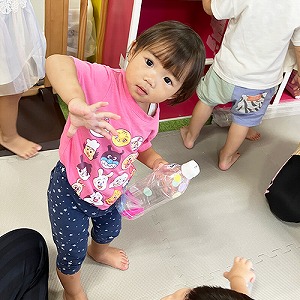 ペットボトルマラカスを持って踊る子ども