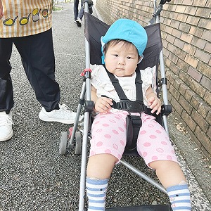 ベビーカーに乗ってお散歩にでかける子ども