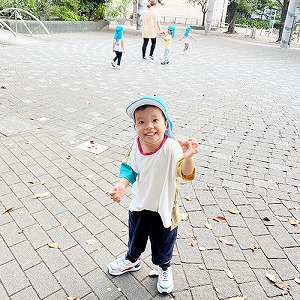 公園で遊ぶ子どもたち