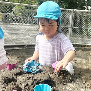 砂場で遊び子ども