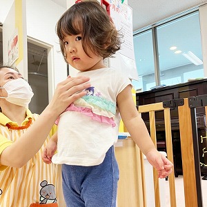 大きくなったかな？ドキドキしながら身長を計る子ども