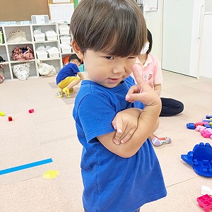 身体測定のあとかっこよくポーズを決める子ども