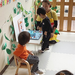 誕生日会でデコレーションケーキを作る子ども