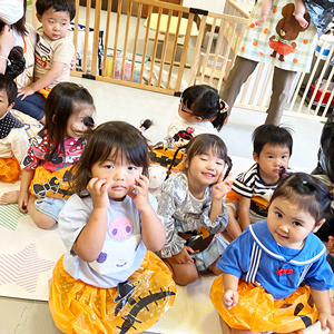 かぼちゃの仮装をした子どもたち