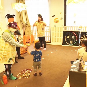 ハロウィーンパーティーで的当てを楽しむ子どもと保育士