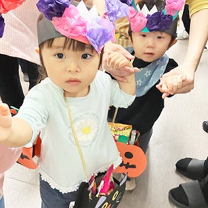 ハロウィーンの仮装をしてお菓子をもらいに行く子どもたち