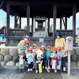 神社の前で記念撮影する子どもたちと保育士