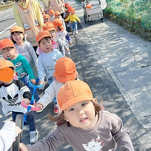 お友だちと手を繋いで散歩にでかける子どもたち