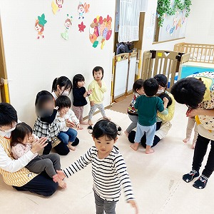 壁面の鳥居に向かって手を合わせお辞儀をする子どもと保育士たち