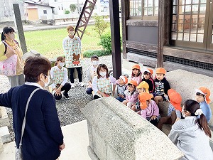 神社で先生のお話を聞く子どもたち