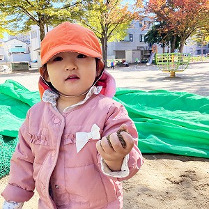 砂を握りしめる子ども