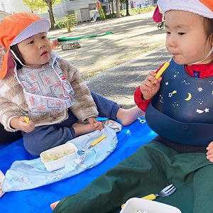 お弁当を食べる子どもたち