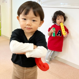 ブロックを持ちポーズをとる子どもたち