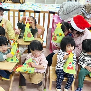 クリスマスプレゼントを手にする子どもたち