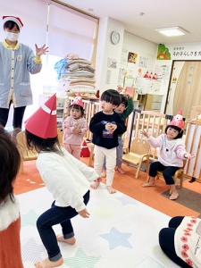 みんなでダンスをする子どもたち